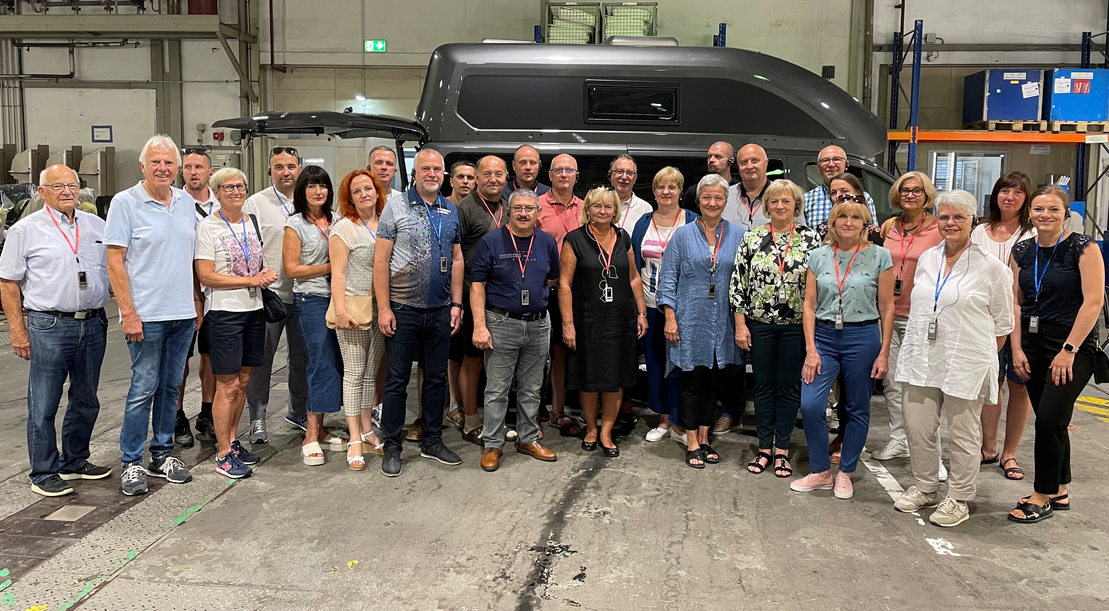 Valmira-Delegation erkundet Westfalen Mobil und entdeckt den Ford Nugget (28.08.2023)
